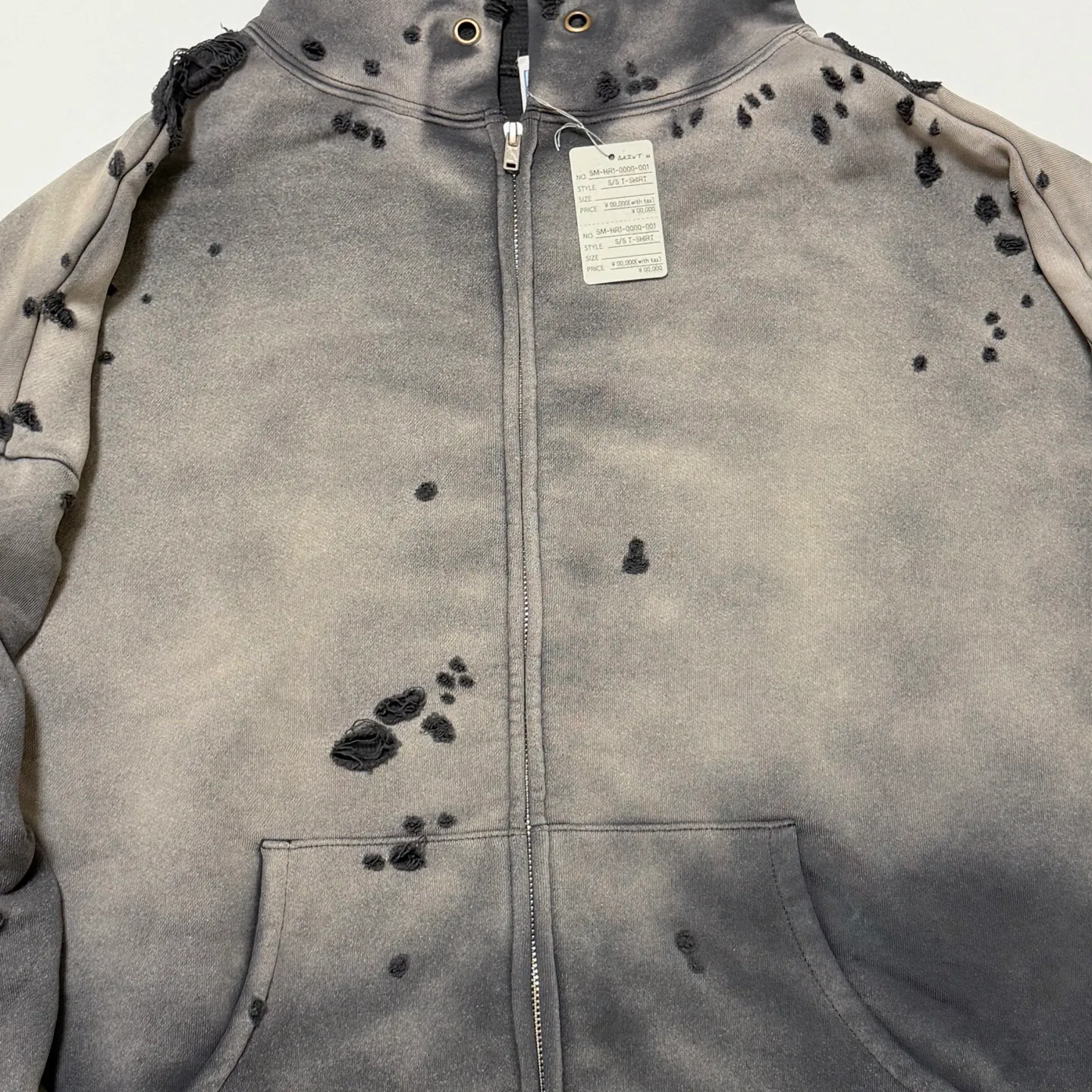 More details SAINT Mxxxxxx DBL FACE ZIP UP HOODIE/CHARCOAL Double-layer destroyed waffle zipper jacket, washed black S-XL, a style that has been used in the summer. After continuous fine polishing, it is finally shipped. The finished product is simply a work of art. Super heavy washing and distressing, multiple horse water fading, many hand-made wormhole destruction processing, deconstruction and reorganization embroidery technology, custom-made zipper with LOGO, and the color details of the zipper webbing are also correct. Original grade fruit main label and wash water label. Top purchasing grade. A layer of waffle fabric is added to the inner lining to make the overall texture stronger and increase the comfort and warmth of the wearer.